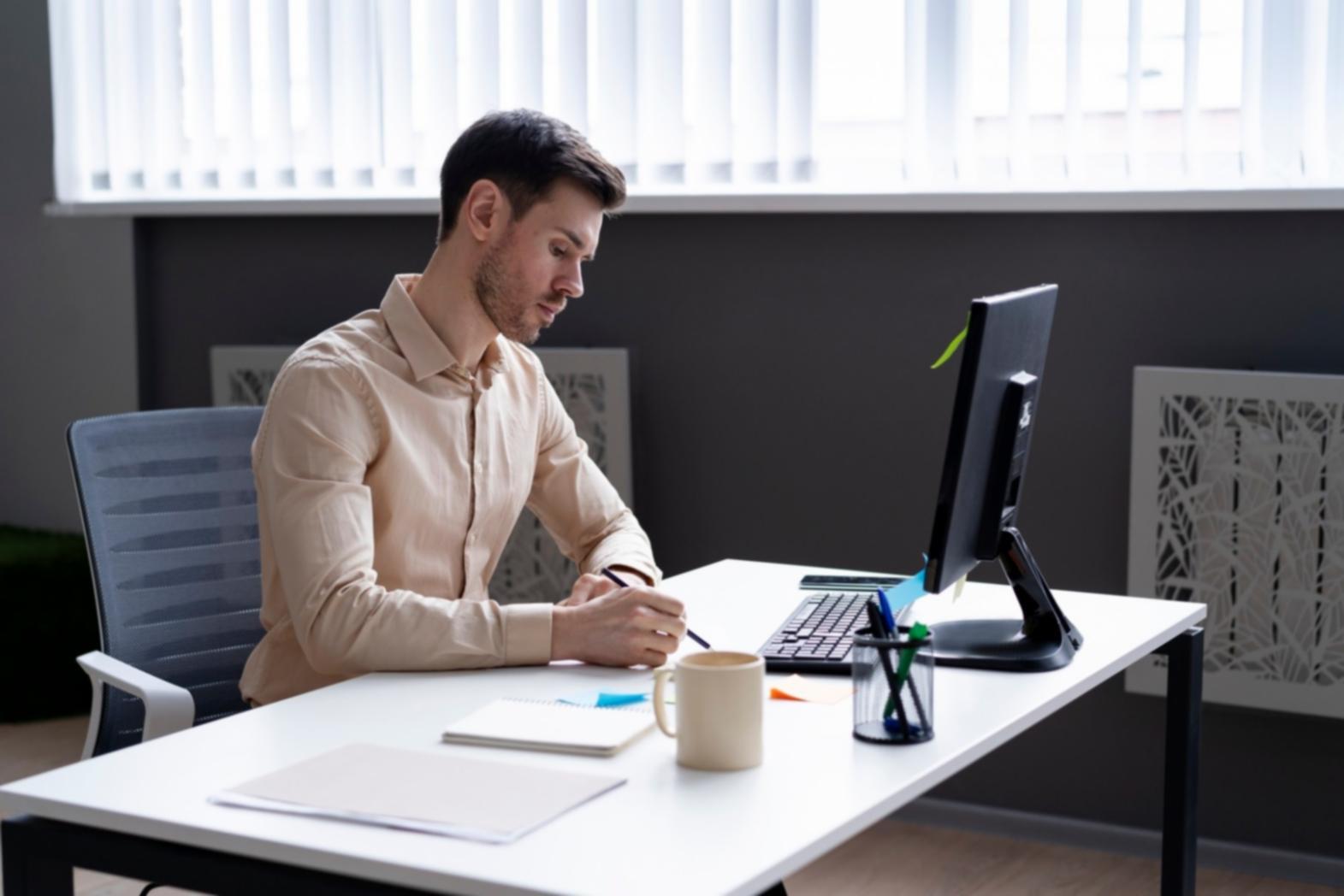 Persona practicando técnicas de mindfulness y autorregulación emocional